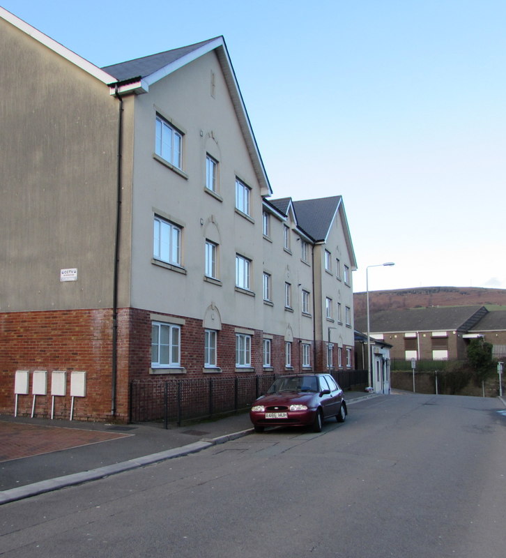 Station Road flats, Abercynon © Jaggery ccbysa/2.0 Geograph