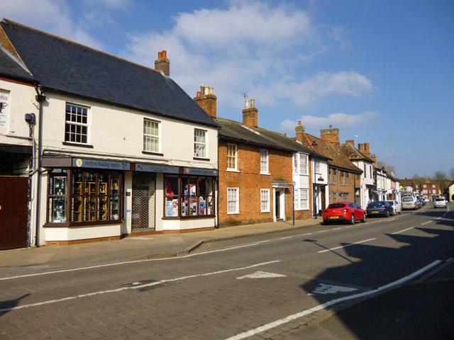 Shefford High Street, north side © Robin Webster cc-by-sa/2.0 ...