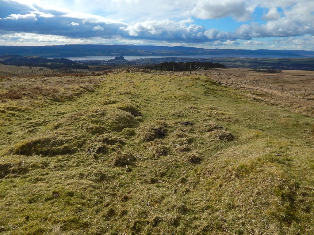 Mound crossed by old track © Lairich Rig :: Geograph Britain and Ireland