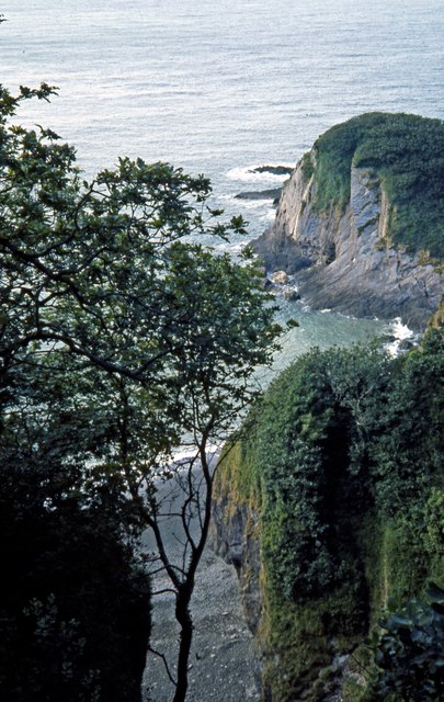 Ravine In The Cliff, West Of Combe © Dylan Moore :: Geograph Britain 