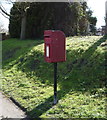 Elizabeth II postbox on West Lane, Pirton