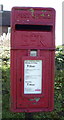 Close up, Elizabeth II postbox on West Lane, Pirton