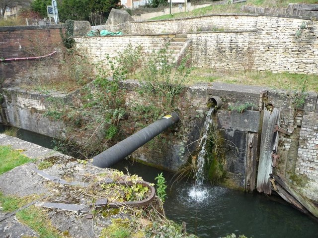 Remains of bottom gates, Bourne Lock