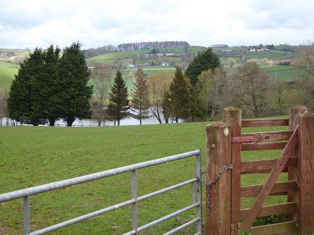 Footpath gate and lake near Bremridge Farm