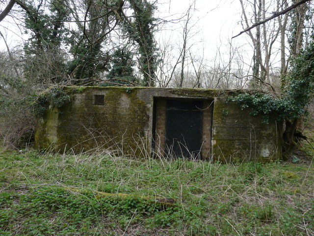 Pill box south of Kennet and Avon Canal