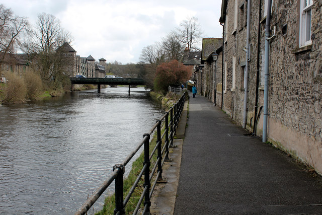Approaching the Victoria Bridge in Kendal