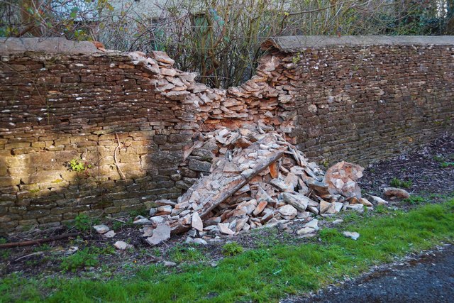 Partially collapsed wall, Farm Mill Lane, Witney, Oxon