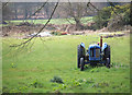 SU4871 : Old Tractor in a Field by Des Blenkinsopp