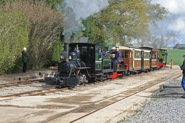 Statfold Barn Railway - coming through! © Chris Allen cc-by-sa/2.0 ...