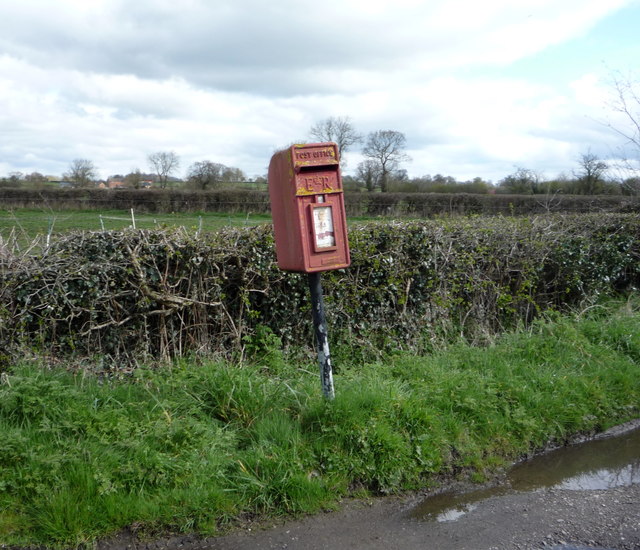 Elizabeth II postbox on Sutton Lane