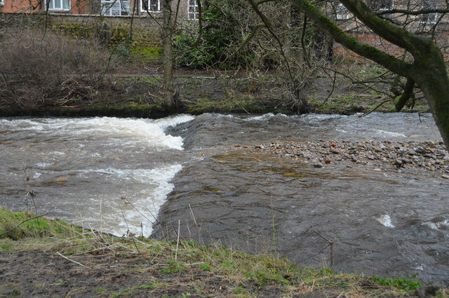 Weir, River Skell © N Chadwick cc-by-sa/2.0 :: Geograph Britain and Ireland