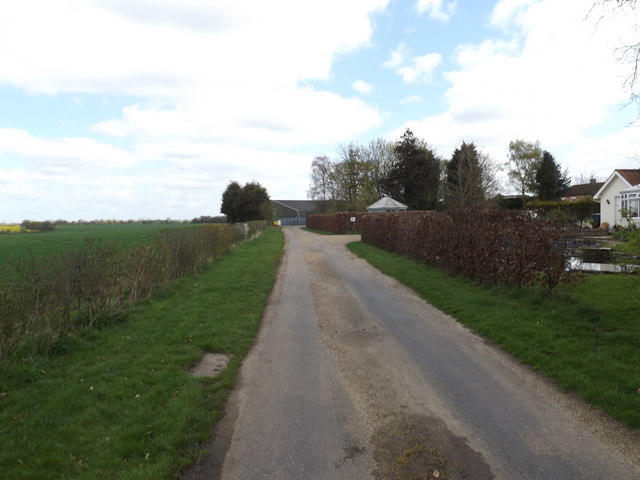Footpath to Green Lane Farm & entrance to Home Farm