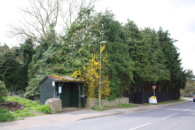 Camp Road bus stop and shelter at Station Road junction