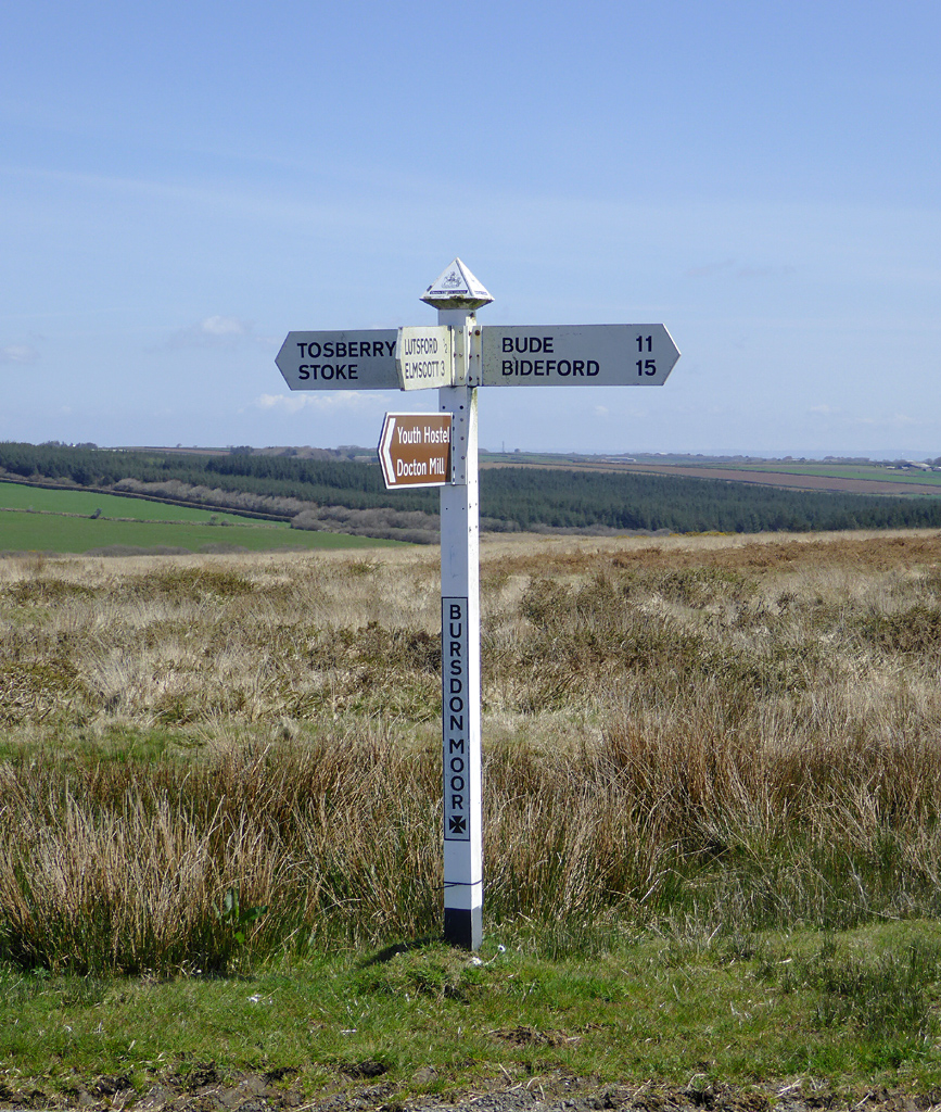 Signpost on Bursdon Moor, Devon © Roger Kidd cc-by-sa/2.0 :: Geograph ...