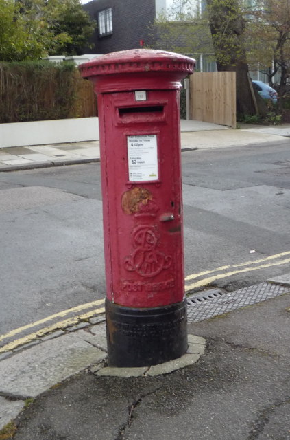 Edward VII postbox on Denewood Road