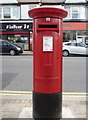 Elizabeth II postbox on High Road, North Finchley