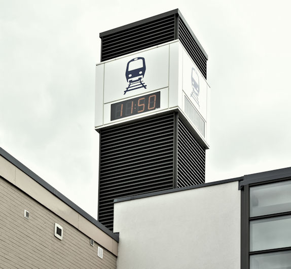Railway station clock, Portadown (May 2016)