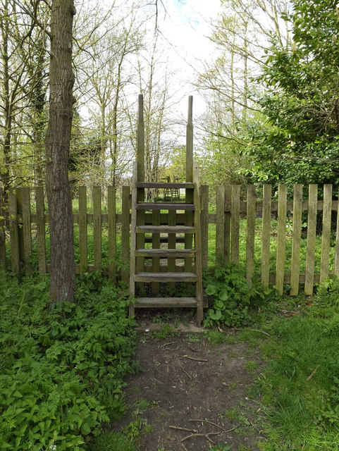 Stile on the footpath to Ipswich Way