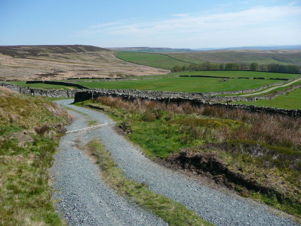 Bend on the track onto Walshaw Moor,... © Humphrey Bolton cc-by-sa/2.0 ...