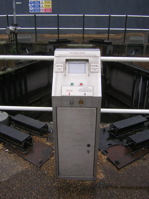 Operating panel, lower gates, City Mill Lock