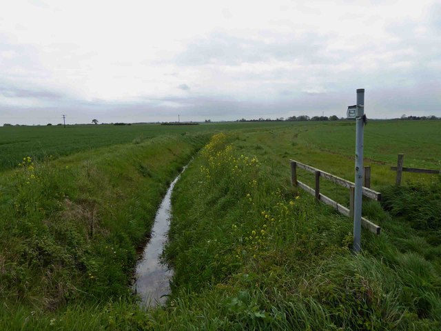 Footpath sign alongside Green Dike © Steve Fareham cc-by-sa/2.0 ...