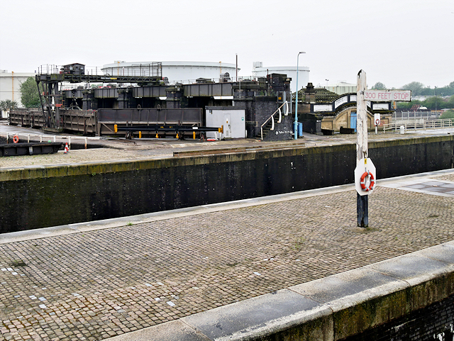 Manchester Ship Canal, Mode Wheel Locks © David Dixon Cc-by-sa 2.0 