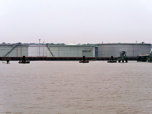 Essar Oil Storage Tanks at Tranmere © David Dixon cc-by-sa/2.0 ...