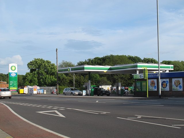 Riverside Service Station, Kirkstall... © Stephen Craven cc-by-sa/2.0 ...