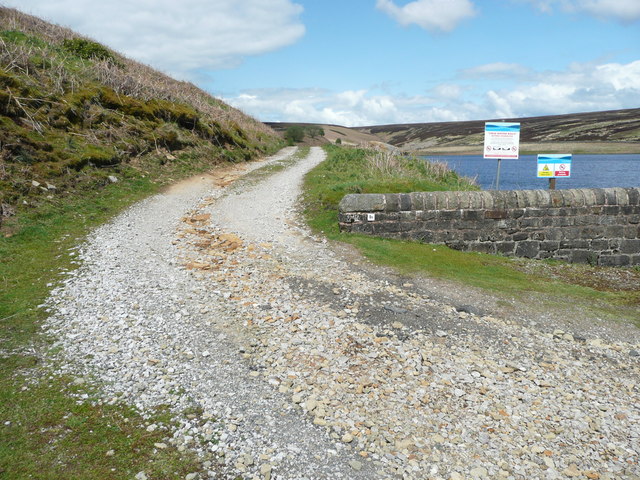 The start of the driveway past Walshaw Dean Upper Reservoir, Wadsworth