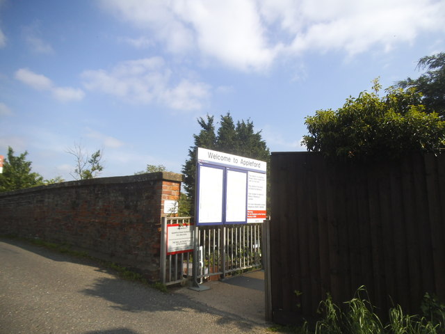 The entrance to Appleford Station