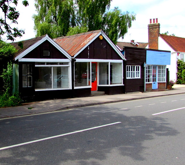 vacant-shops-lyndhurst-road-jaggery-cc-by-sa-2-0-geograph