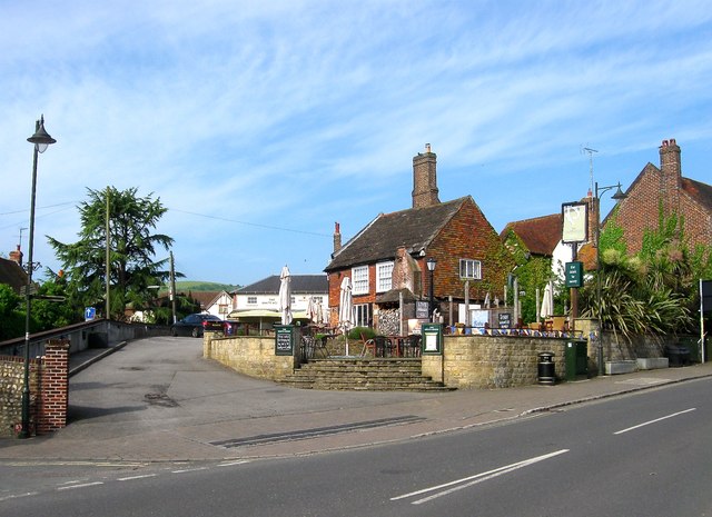 The White Horse Inn, High Street,... © Simon Carey cc-by-sa/2.0 ...