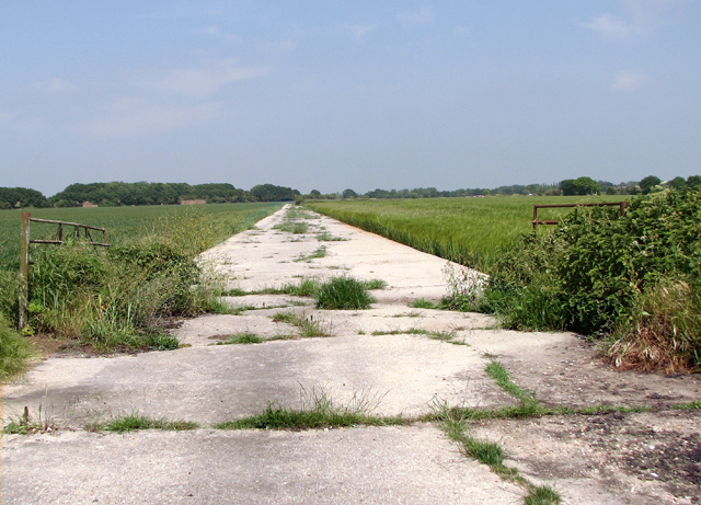 The southern perimeter track at RAF Eye © Evelyn Simak :: Geograph ...