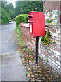 Elizabeth II postbox outside the Bird in Hand public house