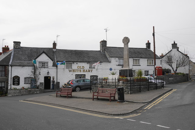 War memorial and the Old White Hart,... © Bill Boaden :: Geograph ...