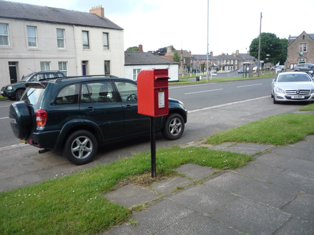 Elizabeth II postbox on West Street, Norham