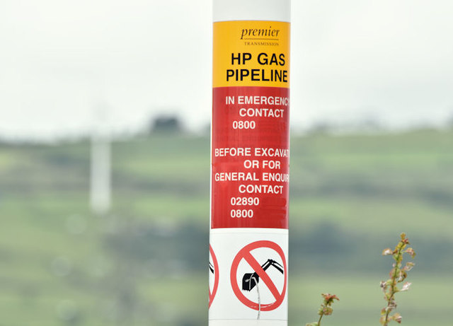 Gas pipeline marker post, Islandmagee (June 2016)