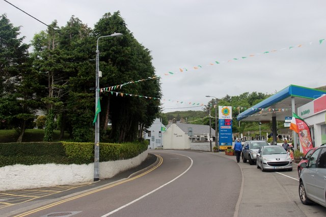 Main road through Gortahork © Alan Reid cc-by-sa/2.0 :: Geograph Ireland