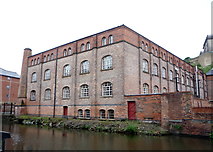 SK5639 : Warehouse beside the  Nottingham Canal by JThomas