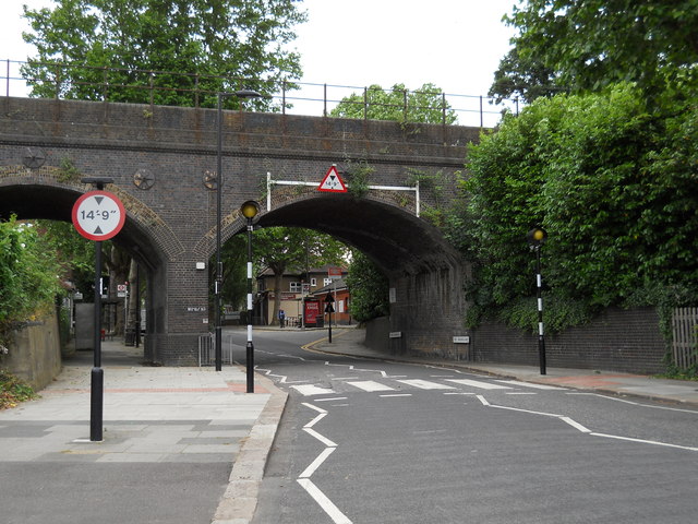 Railway bridge, Grange Park © Paul Bryan cc-by-sa/2.0 :: Geograph ...