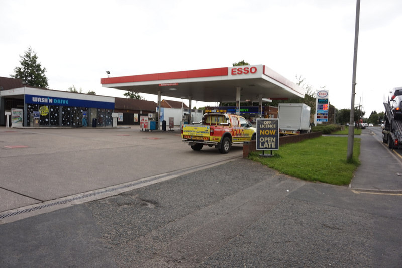 esso-garage-on-wakefield-road-ian-s-cc-by-sa-2-0-geograph-britain