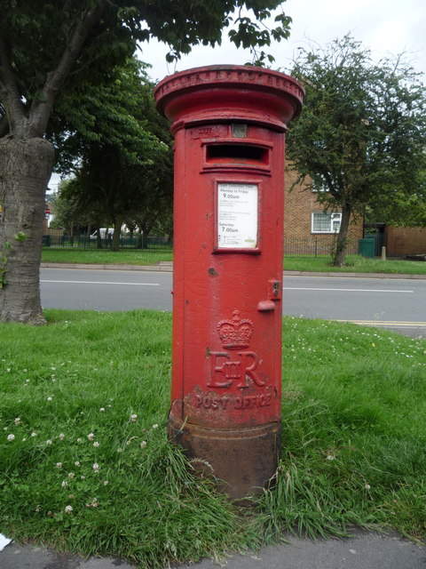 Elizabeth II postbox on Green Lane,... © JThomas :: Geograph Britain ...