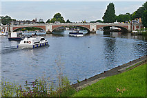 TQ1568 : Hampton Court Bridge, River Thames by Alan Hunt