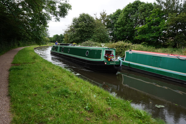 Canal boat Little Owl passes Movin On © Ian S cc-by-sa/2.0 :: Geograph ...