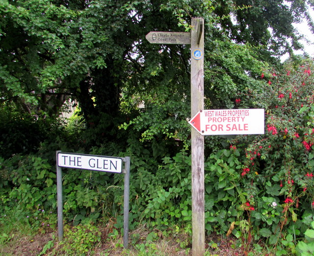 Coast Path signpost,  The Glen, Saundersfoot