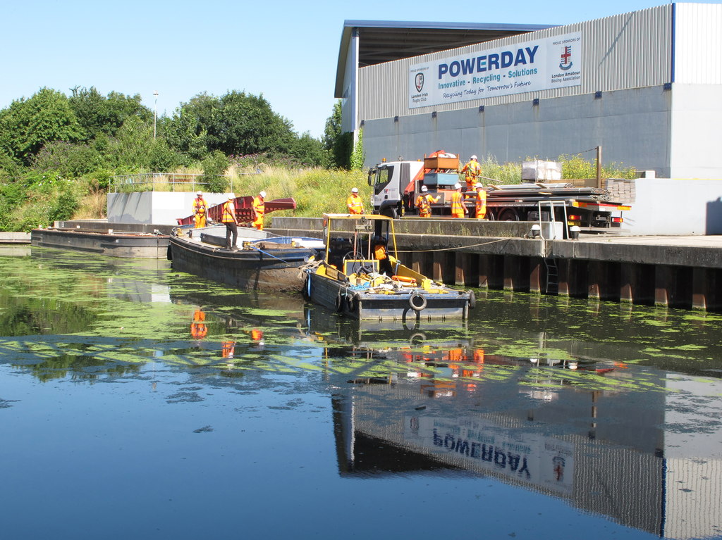 Old Oak Wharf, barge loading © David Hawgood cc-by-sa/2.0 :: Geograph ...