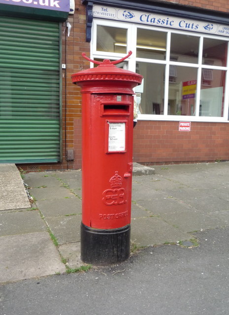 Edward VIII postbox on Central Road,... © JThomas :: Geograph Britain ...