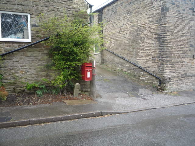 Elizabeth II postbox on Top Lane, Wadshelf