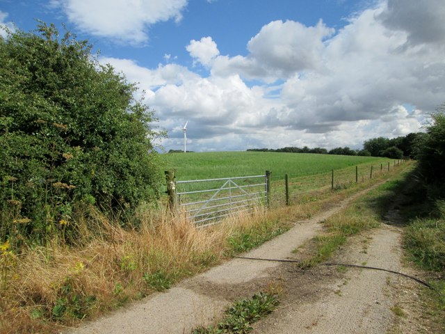Track  to  fields  south  of  Catfoss  Road