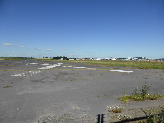 Runway 09-27 © Bob Harvey :: Geograph Britain and Ireland